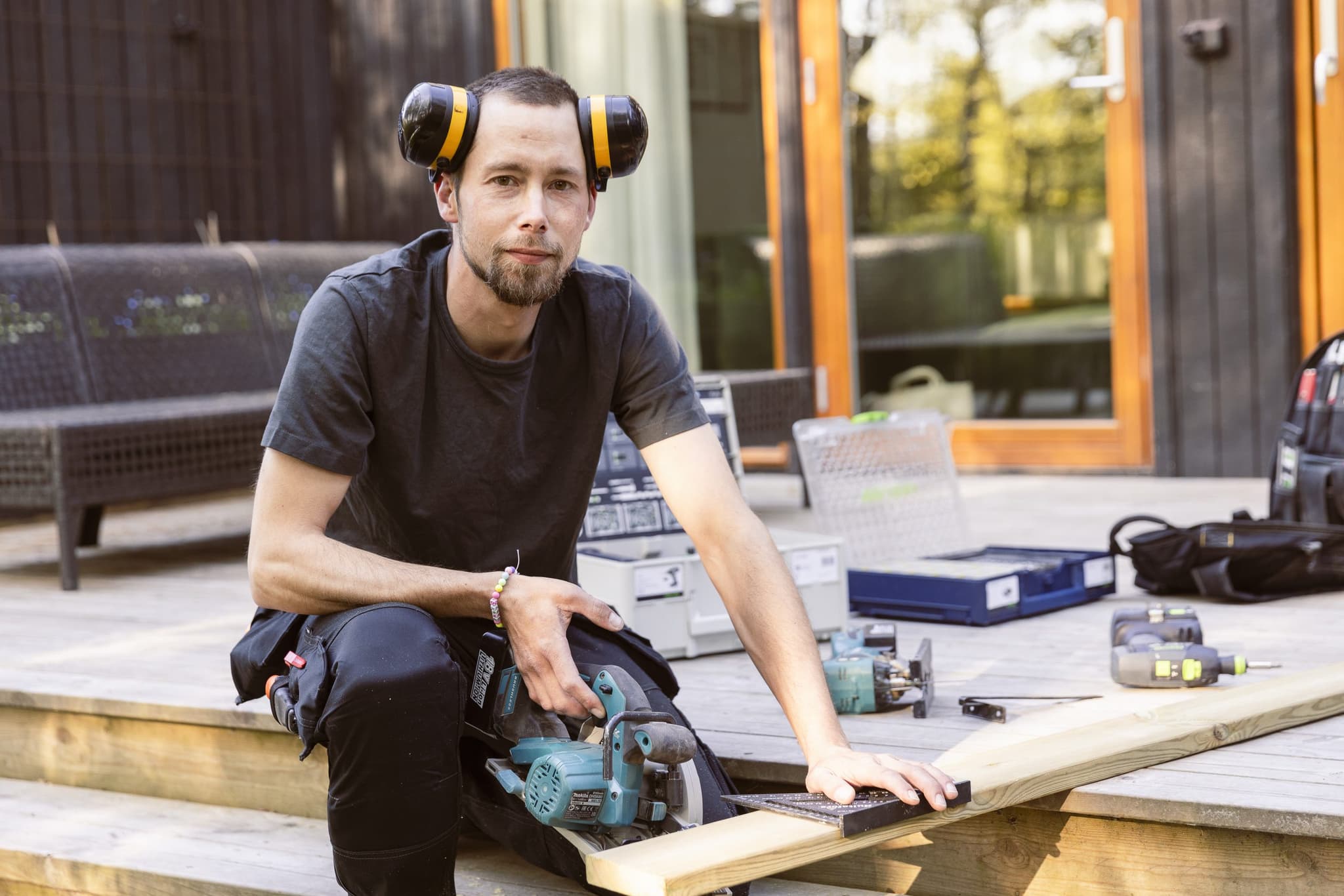 Hantverkare-som-bygger-en-altan